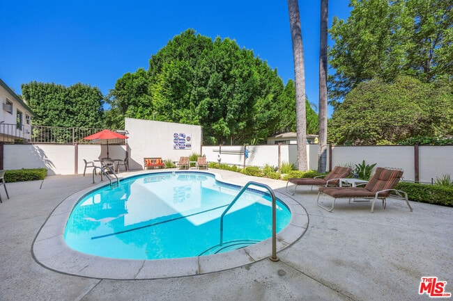 Building Photo - 12801 Moorpark St
