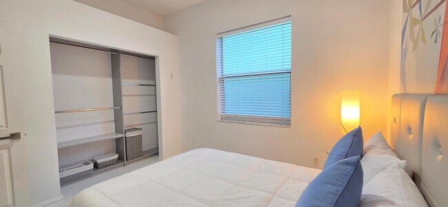 Building Photo - 661 Lake Wellington Dr