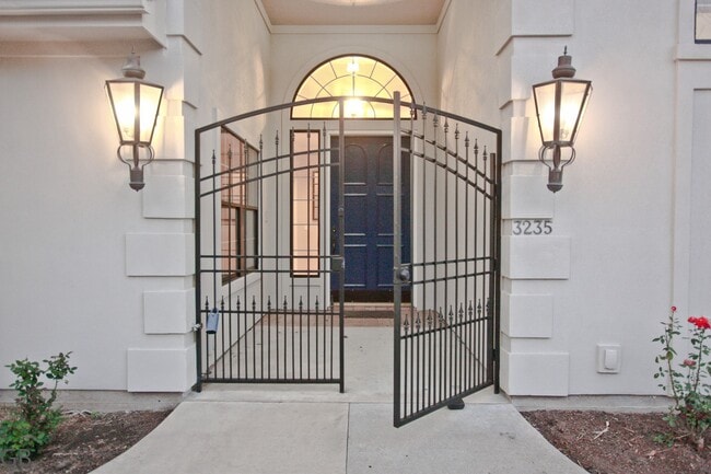 Building Photo - 3235 Country Club Blvd