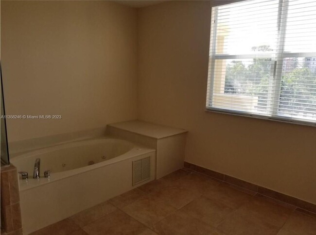 Building Photo - LARGE 3-bed, 3-bath townhome with 2-car ga...