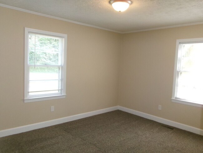 Building Photo - 3 bedroom, 1 bath home conveniently locate...