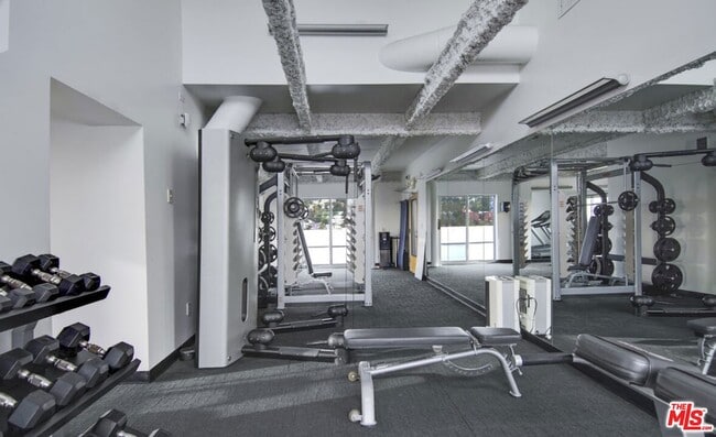 Building Photo - 838 N Doheny Dr