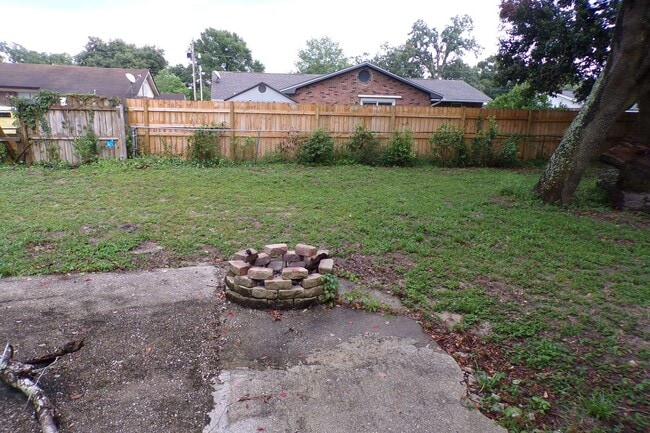 Building Photo - Spacious & Pet-Friendly 3/2 Home in West P...