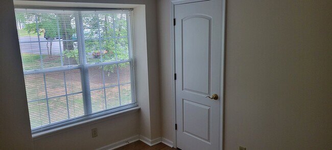 Building Photo - Conveniently Located Three Bedroom Condo