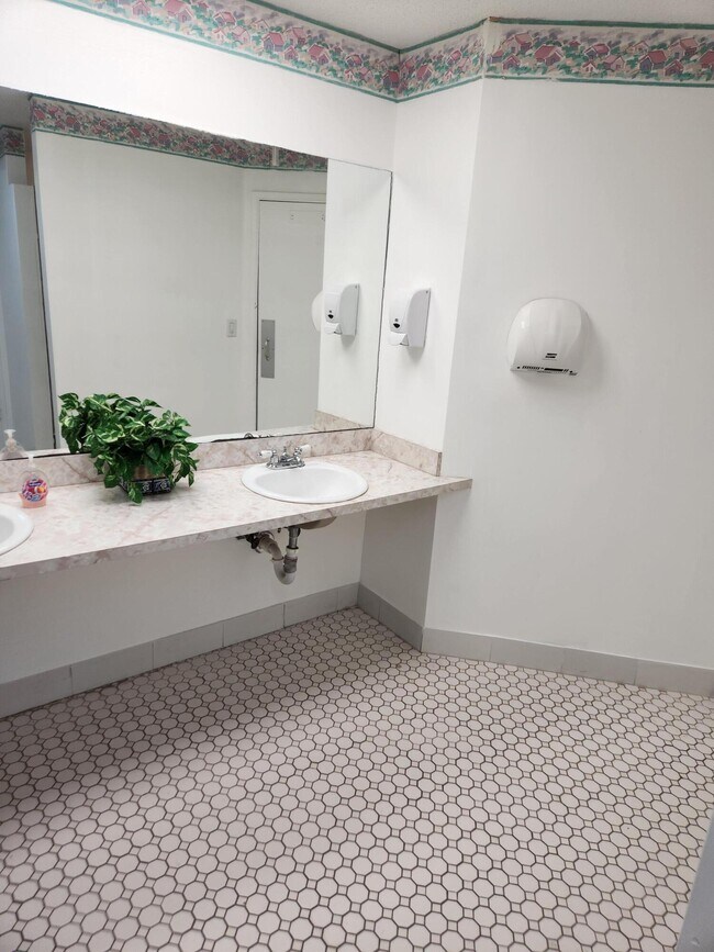 Building Photo - 600 Village Green Ct