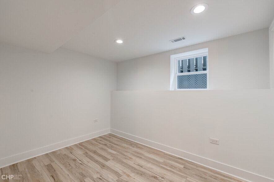 Building Photo - 4113 N Ashland Ave