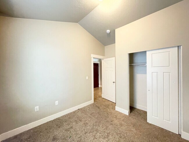 Building Photo - Great Riverton Home Now Available!
