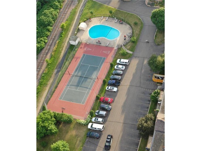 Building Photo - 1304 W Medicine Lake Dr