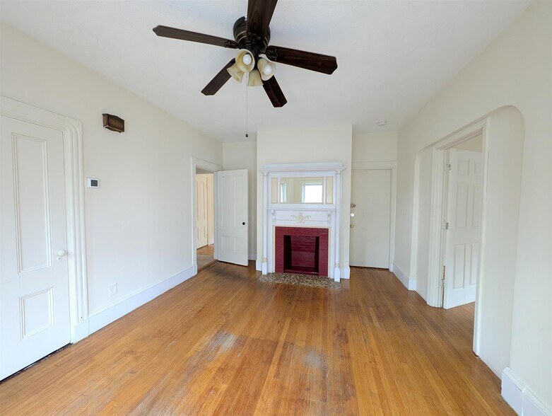 Building Photo - 102 Sycamore St