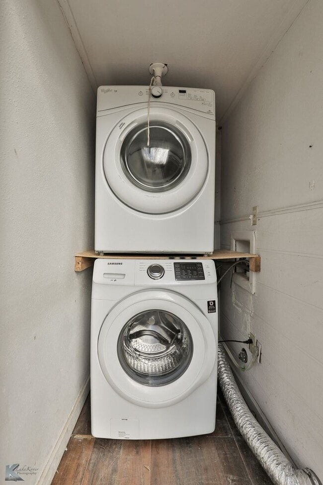 Building Photo - 3 bedroom FULL RENOVATED in 2023! ALL APPLIANCES provided!