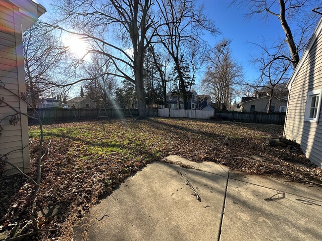 Building Photo - 1006 S Wisner-Charming Single Family Home