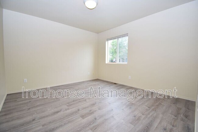 Building Photo - 509 Hunters Way