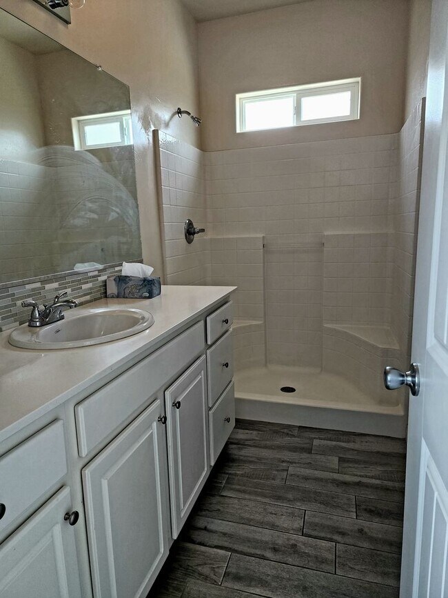 Building Photo - NE Bakersfield 4 bed 2 bath home with sola...