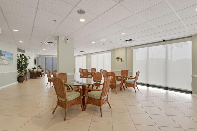 Building Photo - 801 S Ocean Dr