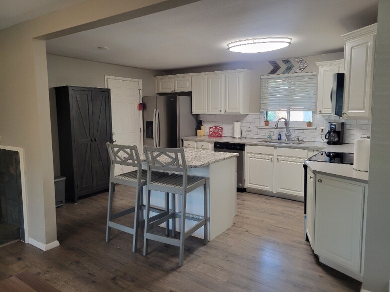 Building Photo - 1320 Quari St