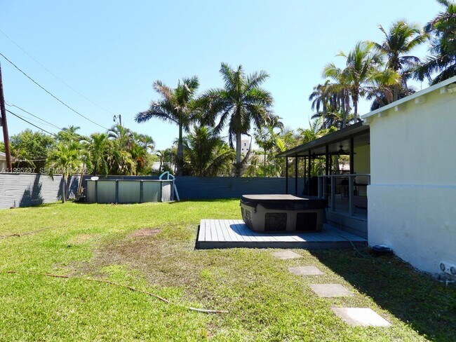 Building Photo - 715 Hollywood Blvd