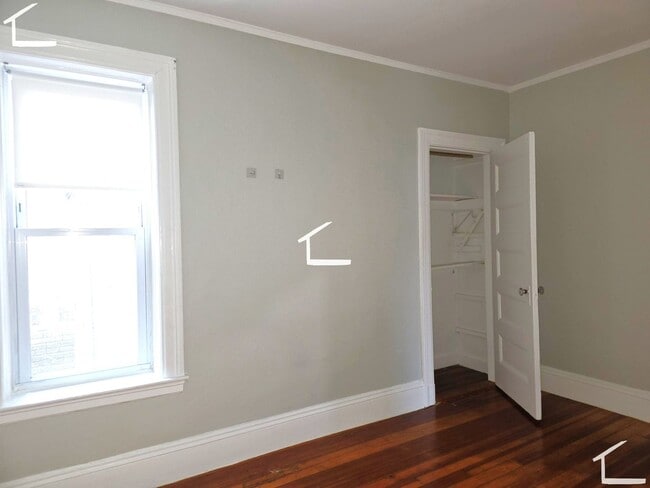 Building Photo - No Brokers Fee, Washington Sq. Area, Heat, Hot Water Included, Lage Bedrooms, Eat-in Kitchen, Lau...