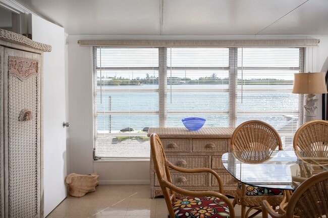 Building Photo - 3 Bedroom 2 Bathroom on the water