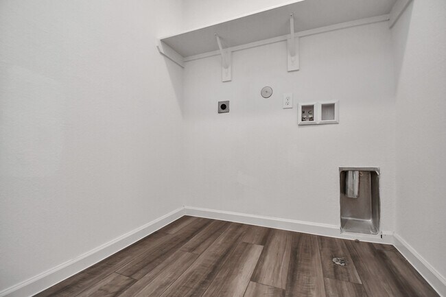 Building Photo - 4910 Highland Spgs Dr