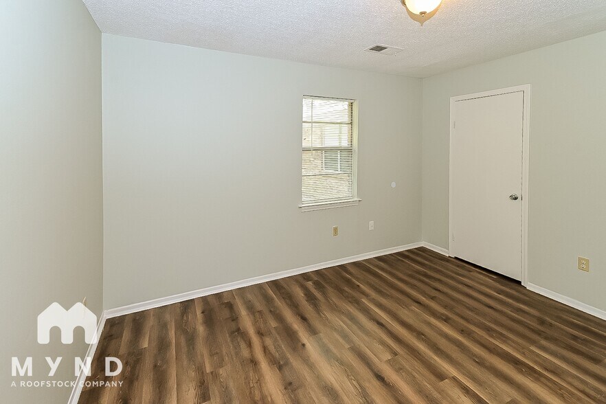 Building Photo - 5652 Chickasaw Dr