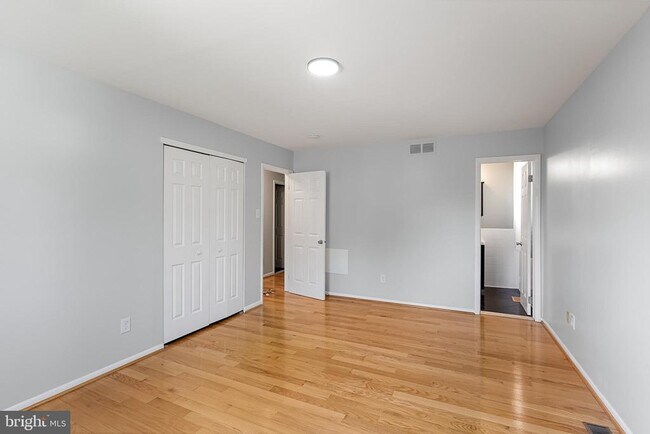 Building Photo - 18 Lakeview Dr