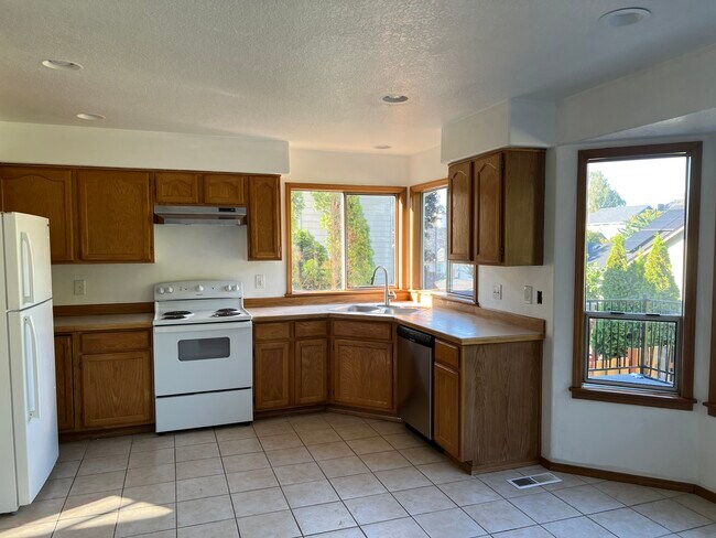 Building Photo - 15021 SE 130th Dr