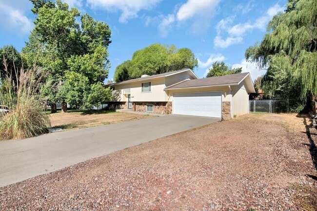 Primary Photo - Spacious 5-Bedroom Home in Paradise Hills ...