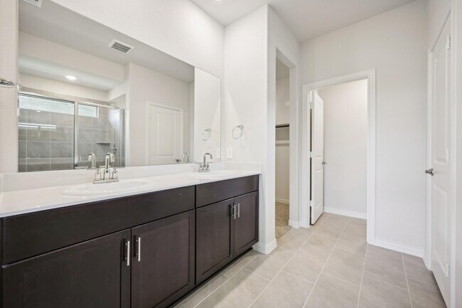 Building Photo - 2203 Gustavus Dr