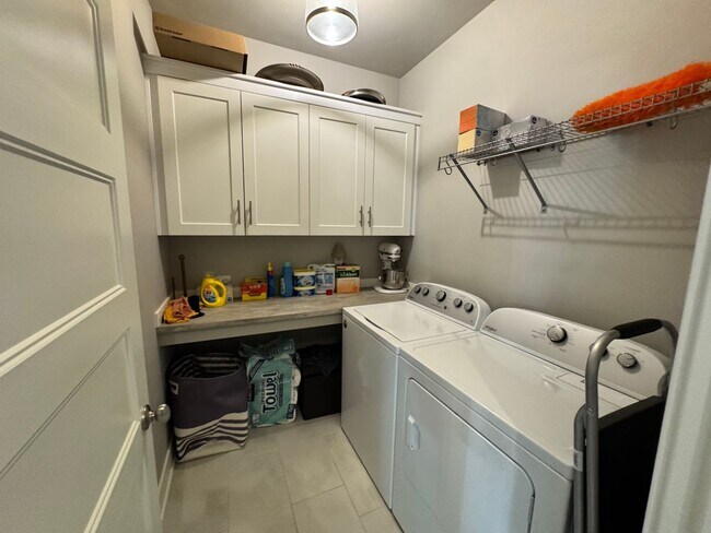 Building Photo - FOR RENT - All Inclusive Owner pays utilities - Furnished 3 bed, 2 bath NorthWest Crossing Townhome