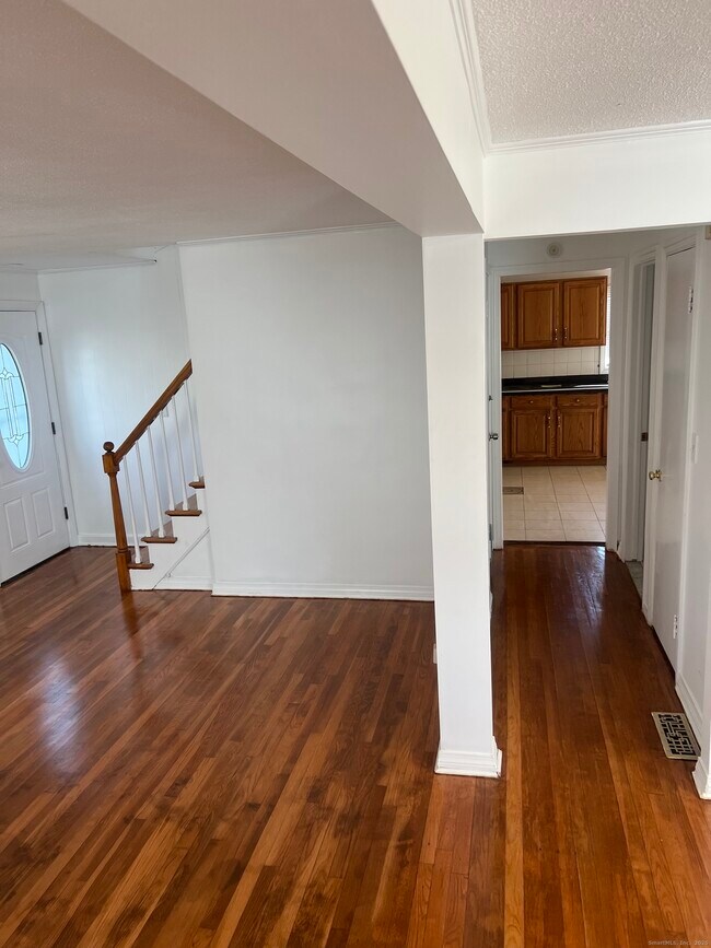 Building Photo - 565 Hart St