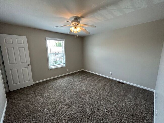 Building Photo - 2 Bed, 1.5 Bath Townhome *Near Fort Campbell*