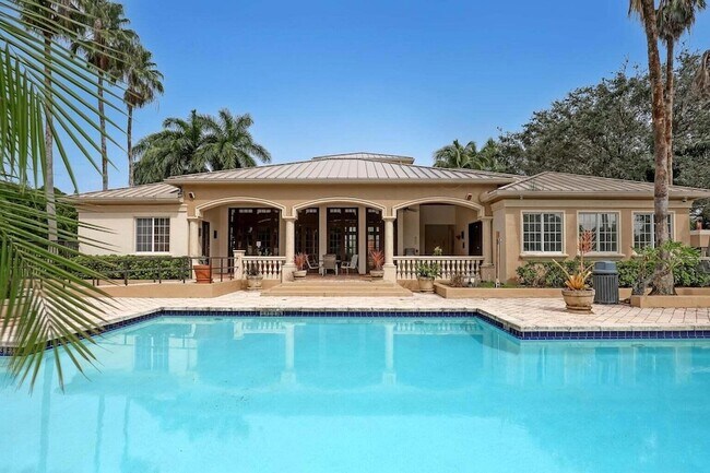 Building Photo - 1700 Crestwood Ct S