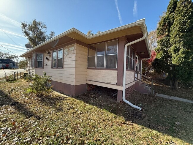 Building Photo - $900 - 2 Bed 1 Bath House