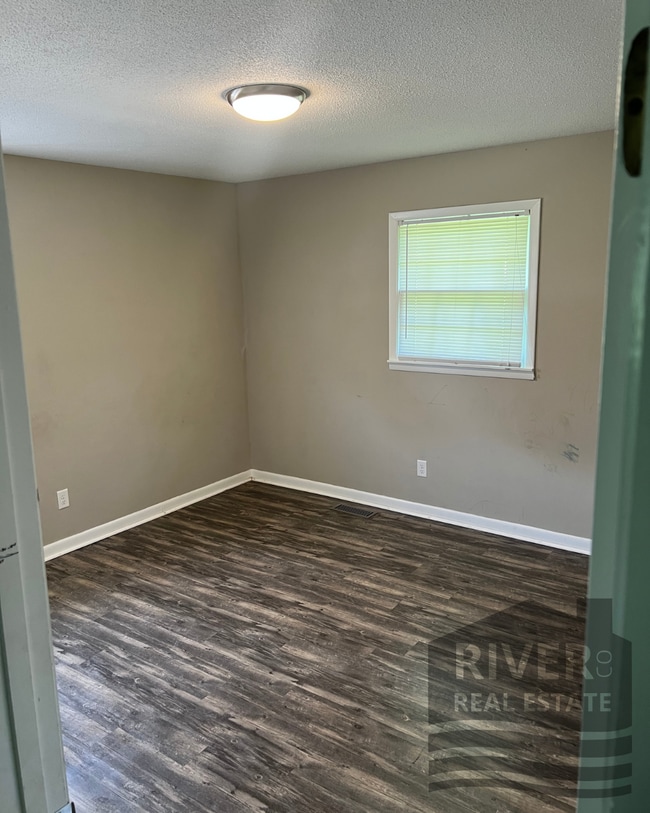 Building Photo - 1233 Ridge Dr