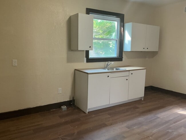 Building Photo - Spacious and Updated Single Family Home