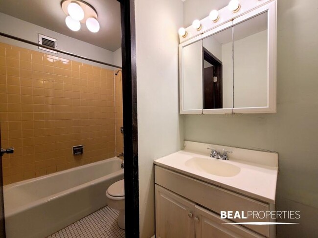 Building Photo - 0 bedroom in CHICAGO IL 60610