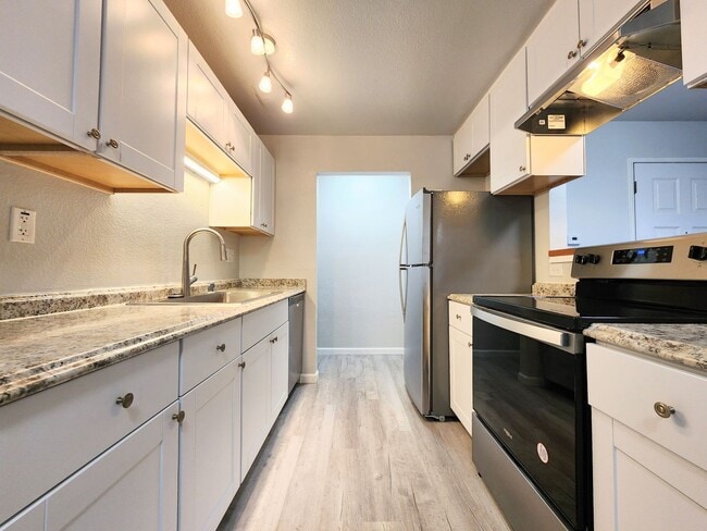 Building Photo - 3 Bedroom M Section Condo FOR RENT !