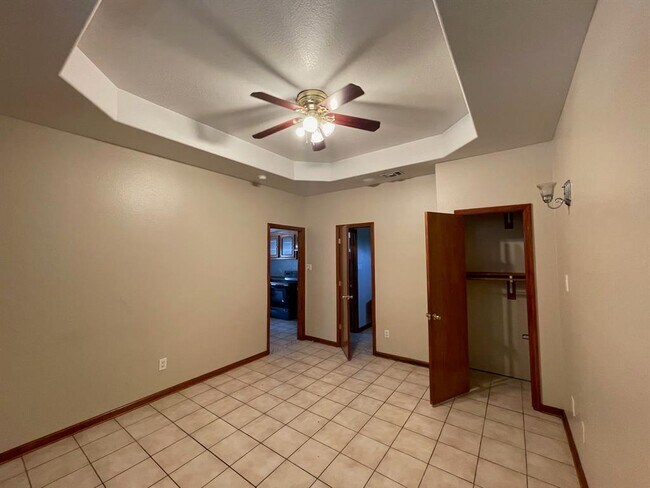 Building Photo - 37551 Meadowview Dr