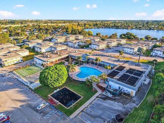 Building Photo - 2880 Lake Osborne Dr