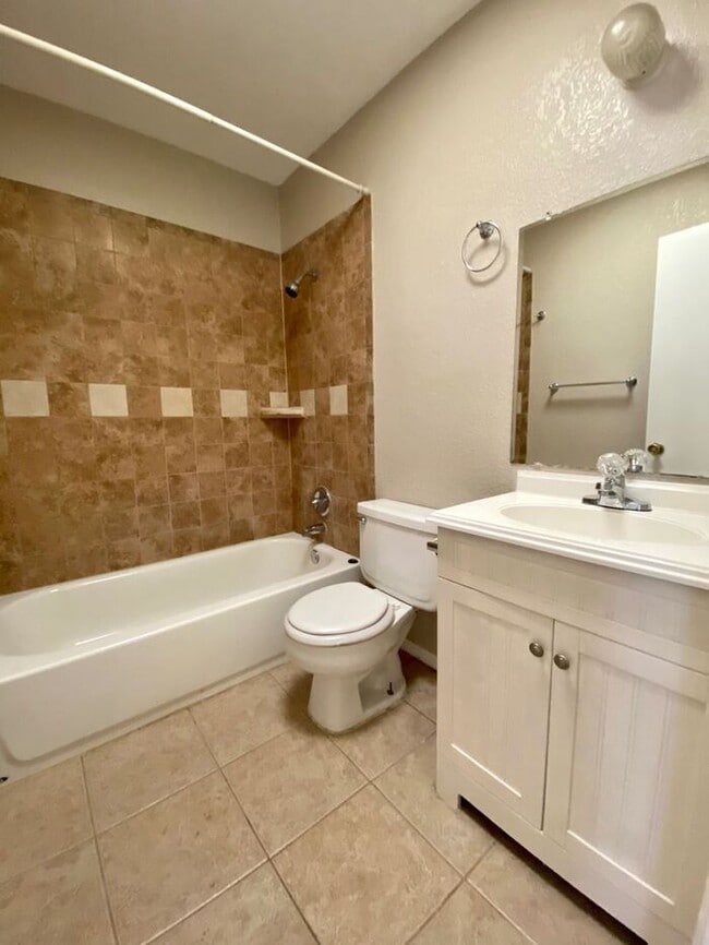 Building Photo - 2 Bedroom Townhome with Refrigerated Air