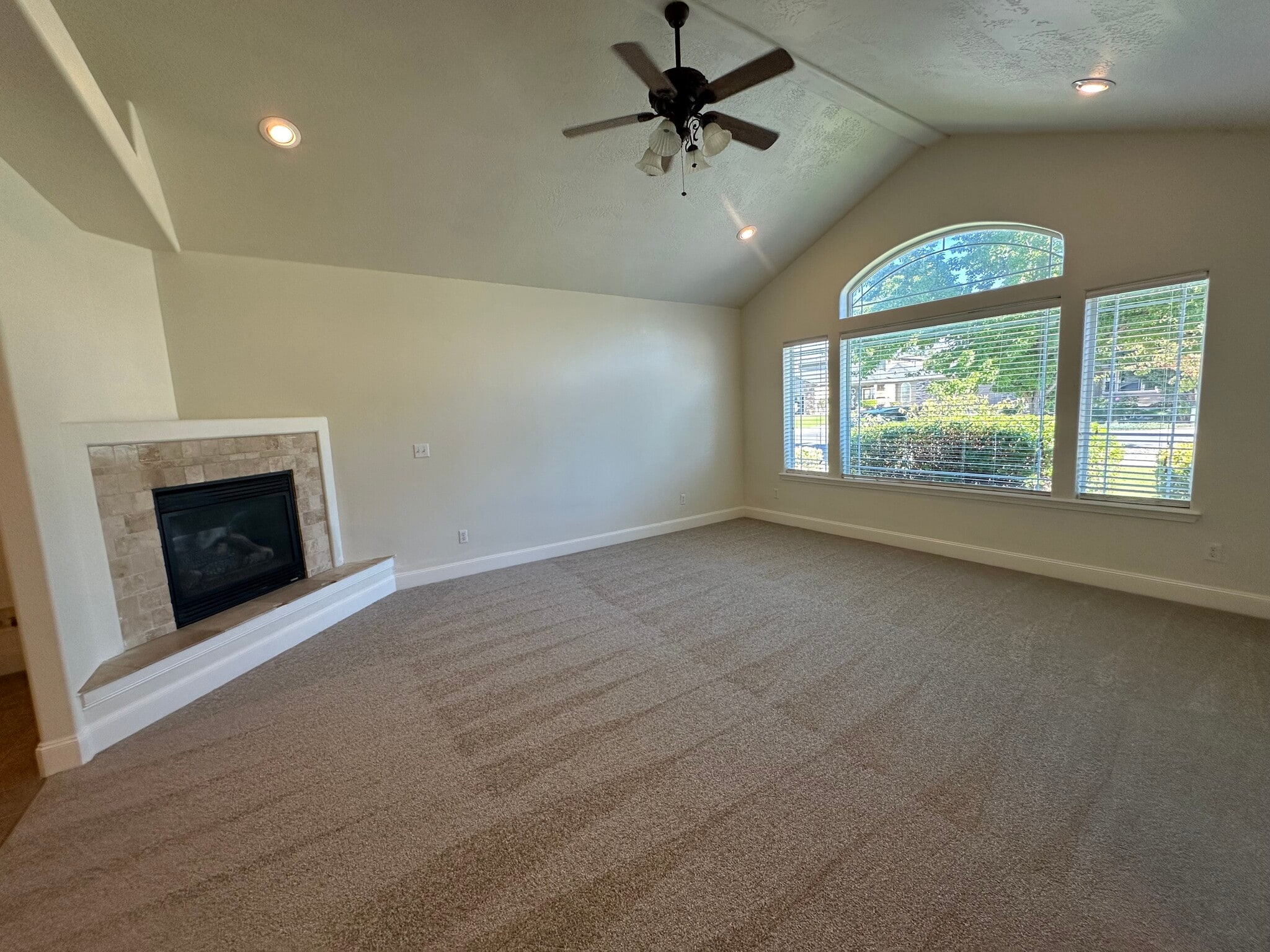 Building Photo - 818 Solano Cir