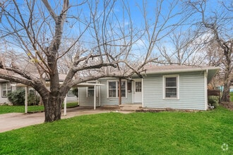 Building Photo - Spacious Layout & Fenced Yard