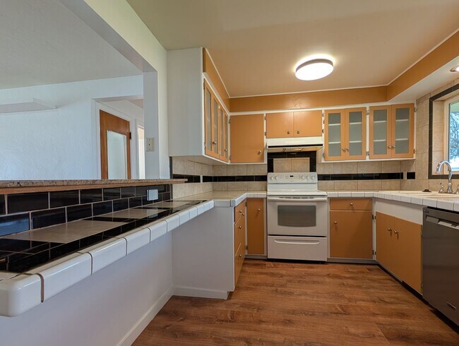 Building Photo - Charming 3 Bedroom, 1 Bath With Large Yard & Great Patio Space!