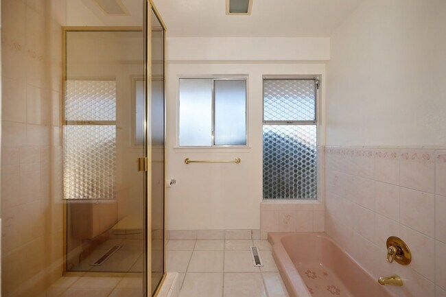 Building Photo - Luxury Living with Stunning 360-Degree Vie...