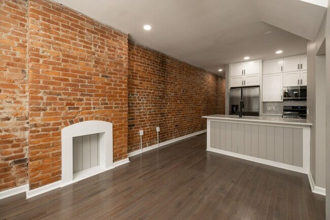 Building Photo - E 11th Ave 162-164 MLR