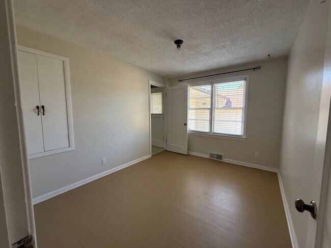 Building Photo - Audubon-Downriver Neighborhood 4 bedroom, 1 bath corner lot with large, fenced yard