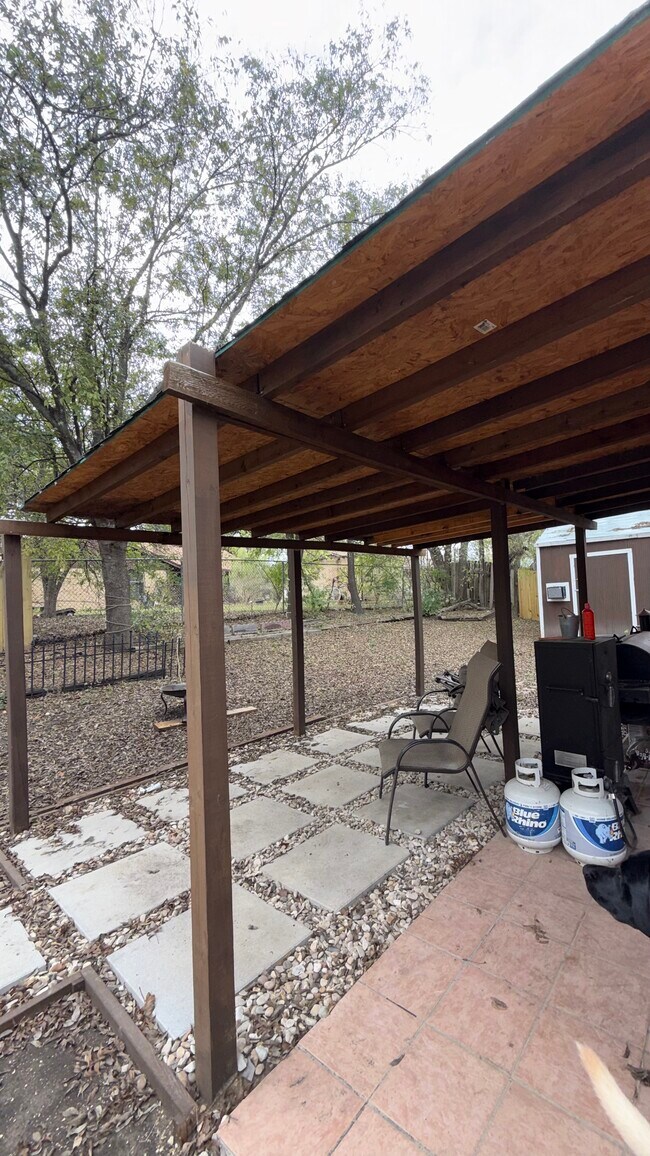 Building Photo - 1610 Mona Dr