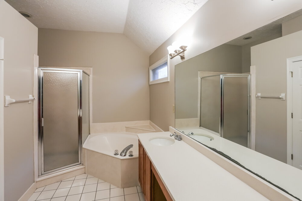 Building Photo - 8633 Meadow Green Dr