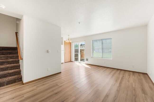 Building Photo - 3 bed 2 bath townhome