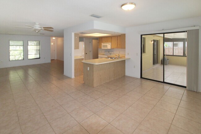 Building Photo - 832 Golf Dr
